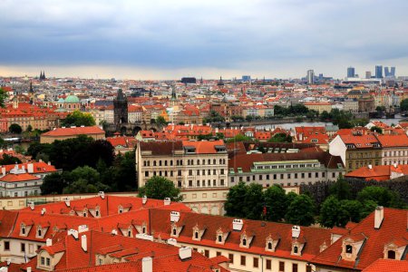 Téléchargez les photos : Vieilles maisons médiévales, bâtiment, toits carrelés rouges à Prague, République tchèque. Vue de dessus, panorama. Bâtiments historiques à Prague Tchéquie - en image libre de droit