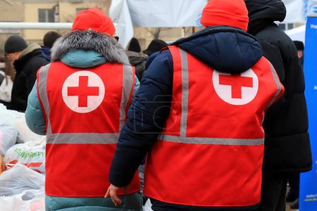Téléchargez les photos : Signature du Comité de la Croix-Rouge sur l'uniforme des volontaires. Aide humanitaire et soins de la Croix-Rouge après une attaque de missiles. Guerre en Ukraine Dnipro, Ukraine 2023-01-15 - en image libre de droit