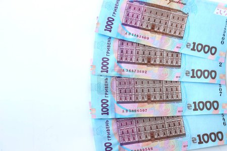 Téléchargez les photos : Hryvnia ukrainienne, nouveaux billets de 1000 hryvnias sur fond blanc, gros plan, isolés. Argent arrière-plan, concept de cadeaux, shopping, espace pour le texte. Ukraine - en image libre de droit