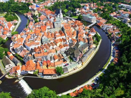 Téléchargez les photos : Panorama de Cesky Krumlov, République tchèque. Toits rouges et vieilles maisons médiévales, eau de la rivière Vltava. Une belle ville historique tchèque. Vue depuis drone, Krumlov - en image libre de droit