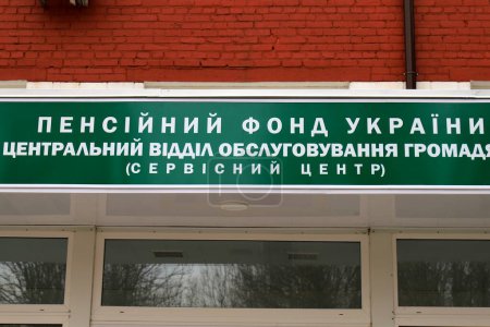 Ein Schild mit der Aufschrift auf Ukrainisch - Pensionskasse der Ukraine. Zentrale Abteilung des Dienstleistungszentrums für öffentliche Dienstleistungen. Büro für Rentner in der Ukraine