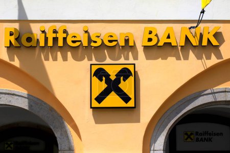 Téléchargez les photos : Raiffeisen Bank dans la ville médiévale. Panneau et drapeaux grande banque internationale Raiffeisen sont situés à Cesky Krumlov, République tchèque, 2022-06-14 - en image libre de droit