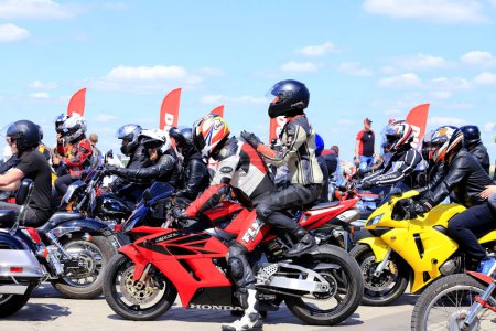 Téléchargez les photos : Motocyclistes en motos cool, casques et vestes en cuir, rouler le long de la route, Motorsport Dnepr, Ukraine, 11 mai 2019. - en image libre de droit