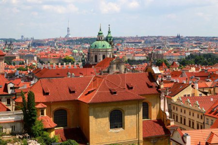 Téléchargez les photos : Prague, République tchèque. Mala Strana, vieille ville de Prague. Vue sur le centre-ville, panorama. Anciens bâtiments avec toits en tuiles rouges, église, tour, château - en image libre de droit