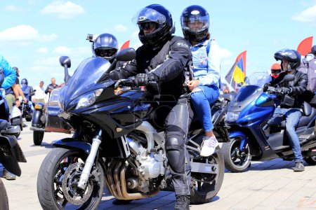 Téléchargez les photos : Motocyclistes en motos cool, casques et vestes en cuir, rouler le long de la route, Motorsport Dnepr, Ukraine, 11 mai 2019. - en image libre de droit