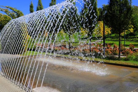 Malerischer tanzender Brunnen im Park. Springbrunnen-Show, kreatives Wasserdesign Sofiivka. Uman, Ukraine