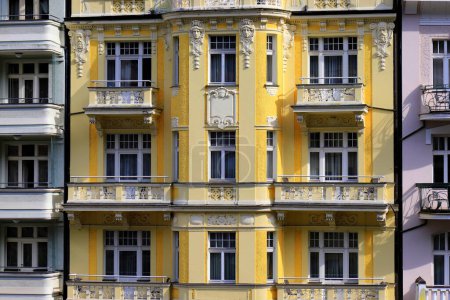 Draufsicht auf Häuser, Gebäude und Architektur von Karlsbad, Tschechische Republik. Karlsbad - weltberühmter Kurort, Fassade
