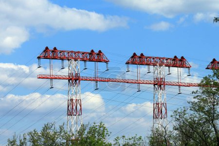 Industrielandschaft. Hochspannungsfreileitungsmast. Stahlmast. Energieturm, Energiesysteme, Zaporizhzhya, Zaporozhye, Ukraine.