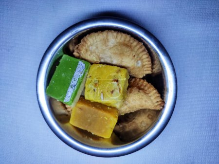 Téléchargez les photos : Mélanger les bonbons indiens sur un bol en acier - en image libre de droit