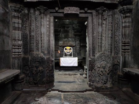 Shiva Linga dentro del Shaivismo Templo hindú Hoysaleswara Artes Halebidu Karnataka India