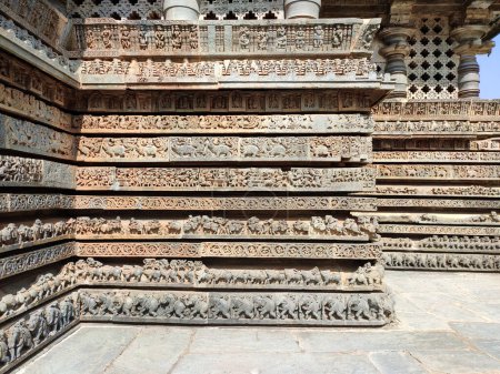 Frisos de animales, escenas de episodios mitológicos en la base del templo, Hoysaleshwara templo, Halebidu, Karnataka