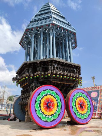 Rechts der riesige Wagen (Rathamu), der beim Brahmotsavam-Fest im Venkateswara-Tempel in Tirumala verwendet wird. Tirupati, Andhra Pradesh