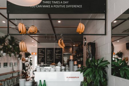 Foto de Interior de una cafetería limpia y limpia brillante, George café, Nueva Zelanda - Estilo de vida lugar - Imagen libre de derechos