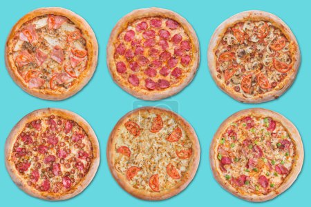 Foto de Expositor de seis pizzas italianas, sobre fondo turquesa, menú, plano - Imagen libre de derechos