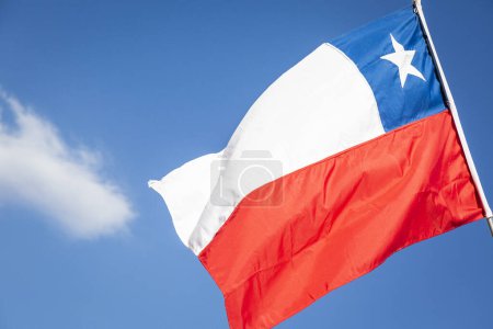 Foto de Bandera Nacional de Chile en el cielo azul en Santiago capital, América del Sur - Imagen libre de derechos