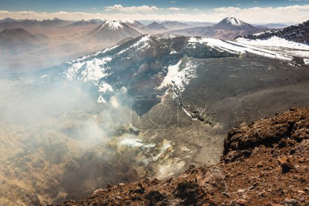 Foto de Desierto de Atacama, volcán y paisaje árido en el norte de Chile, frontera con Bolivia, América del Sur - Imagen libre de derechos