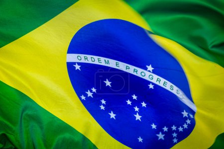 Foto de Bandera nacional de Brasil serpenteando en el cielo azul en Brasilia, América del Sur - Imagen libre de derechos