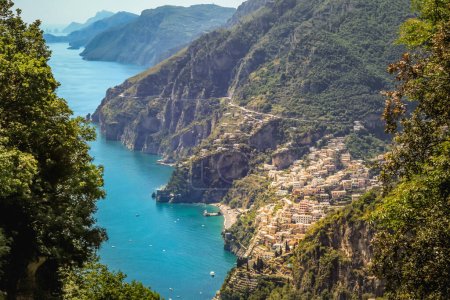 Foto de Bahía de paisaje urbano Positano al atardecer dorado, costa amalfitana de Italia, sur de Europa - Imagen libre de derechos