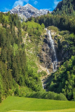 Cascada en el valle de Stubai, Grawa Wasserfall, Tirol del Norte cerca de Innsbruck, Austria