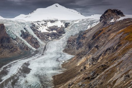Téléchargez les photos : Grossglockner et Pasterze paysage glaciaire au ciel dramatique, Autriche Alpes - en image libre de droit