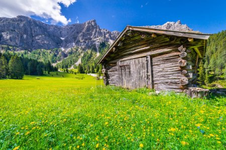 Téléchargez les photos : Paysage alpin idyllique près de Sainte-Madeleine au printemps, Val di Funes, Alpes des Dolomites, Italie - en image libre de droit