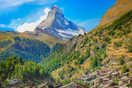 Matterhorn oberhalb von Zermatt Kiefernwälder idyllisches Tal, Schweizer Alpen