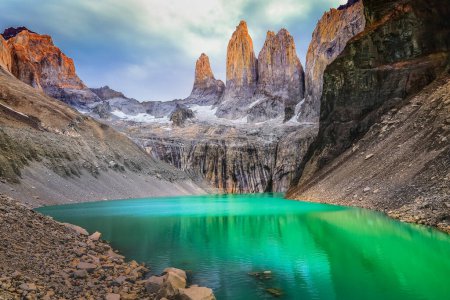 Granitos Torres Del Paine en dramático amanecer y reflejo del lago, Patagonia chilena paisaje