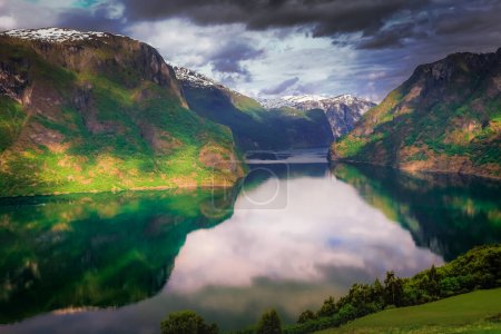 Téléchargez les photos : Aurlandsfjord paisible avec réflexion et ciel dramatique, Norvège, Pays nordiques - en image libre de droit