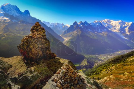Mont Blanc macizo idílico paisaje alpino en el día soleado, Chamonix, Alpes franceses