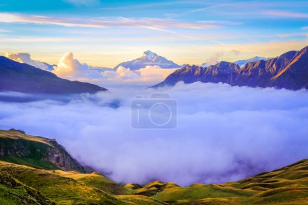Téléchargez les photos : Mont Blanc massif paysage alpin idyllique campagne par temps ensoleillé, Chamonix, Alpes françaises - en image libre de droit