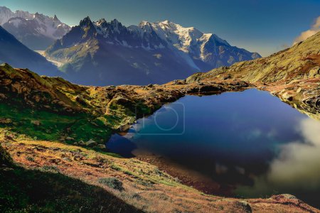 Téléchargez les photos : Mont Blanc et lac idyllique Cheserys reflet, Chamonix, Alpes françaises au coucher du soleil - en image libre de droit