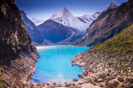 Téléchargez les photos : Turquoise Paron laguna en Cordillère Blanca au soleil, Andes enneigées, Ancash, Pérou - en image libre de droit
