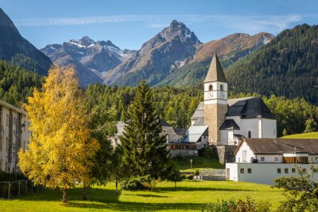 Idyllische Landschaft von Scuol Tarasp Dorf bei Sonnenaufgang, Engadin, Schweizer Alpen, Schweiz