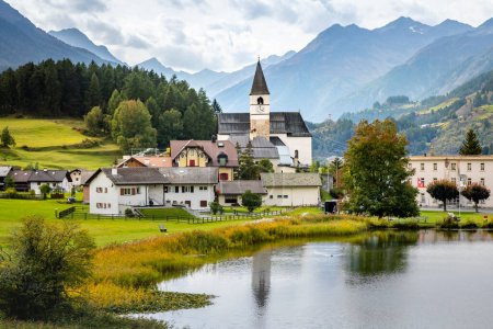 Paisaje idílico del pueblo de Scuol Tarasp al amanecer, Engadine, Alpes suizos, Suiza