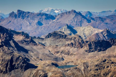 Téléchargez les photos : Chaîne de montagnes Bernina et Palu avec lac dans les Alpes suisses, Engadine, Suisse - en image libre de droit