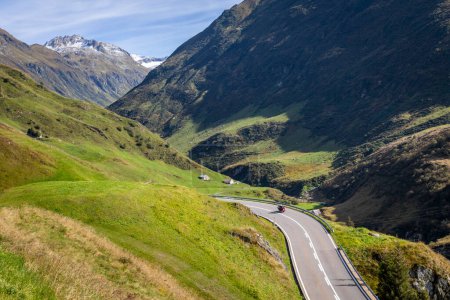 Téléchargez les photos : Col de montagne de l'Oberalp, route spectaculaire avec Alpes suisses par temps ensoleillé, Suisse - en image libre de droit