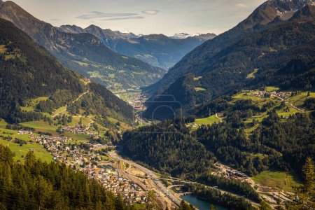 Téléchargez les photos : Col du Saint-Gothard, route spectaculaire avec Alpes suisses par temps ensoleillé, Suisse - en image libre de droit