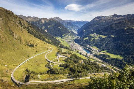 Téléchargez les photos : Col du Saint-Gothard, route spectaculaire avec Alpes suisses par temps ensoleillé, Suisse - en image libre de droit