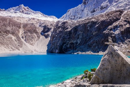 Laguna idílica 69 en Cordillera Blanca, Andes nevados, Ancash, Perú