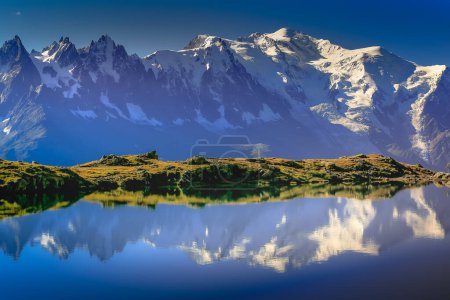 Téléchargez les photos : Mont Blanc et lac idyllique Cheserys reflet, Chamonix, Alpes françaises au coucher du soleil - en image libre de droit