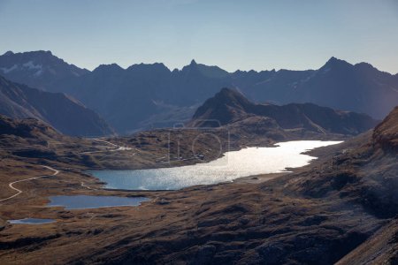 Téléchargez les photos : Chaîne de montagnes Bernina et Palu avec lac blanc dans les Alpes suisses, Engadine, Suisse - en image libre de droit