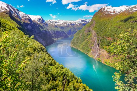 Téléchargez les photos : Geirangerfjord paisible avec bateau et cascade, Norvège, Pays nordiques - en image libre de droit