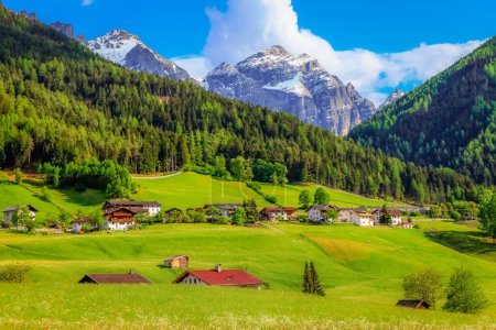 Granja alpina en el valle verde de Stubai cerca de Innsbruck al atardecer, Tirol, Austria