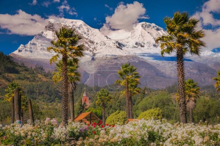 Montaña Huascaran y ciudad perdida de Yungay en Cordillera Blanca, Andes nevados, Ancash, Perú, América del Sur