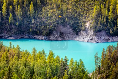 Türkisfarbener Alpensee im Schweizer Nationalpark bei sonnigem Wetter, Schweiz