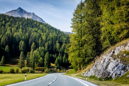 Route de montagne en Engadine, route spectaculaire avec Alpes suisses, Suisse par temps ensoleillé