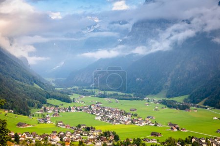 Téléchargez les photos : Paysage idyllique du village d'Engelberg au lever du soleil, Obwalden, Alpes suisses, Suisse - en image libre de droit