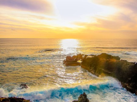 Téléchargez les photos : Île de Pâques, Rapa Nui dans la plage idyllique et les vagues de l'océan Pacifique au bord du littoral, Chili - en image libre de droit