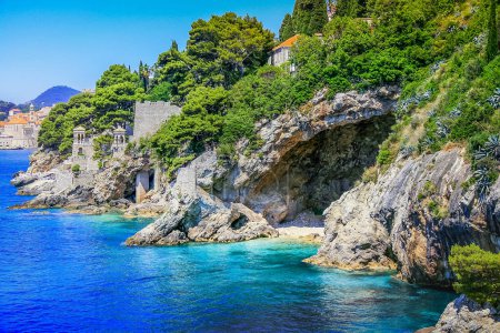Téléchargez les photos : Elaphiti islands, turquoise adriatic beach in Dalmatia at sunny day, Croatia - en image libre de droit