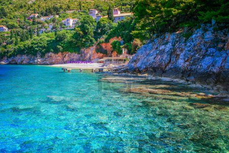 Foto de Elaphiti islands, turquoise adriatic beach in Dalmatia at sunny day, Croatia - Imagen libre de derechos